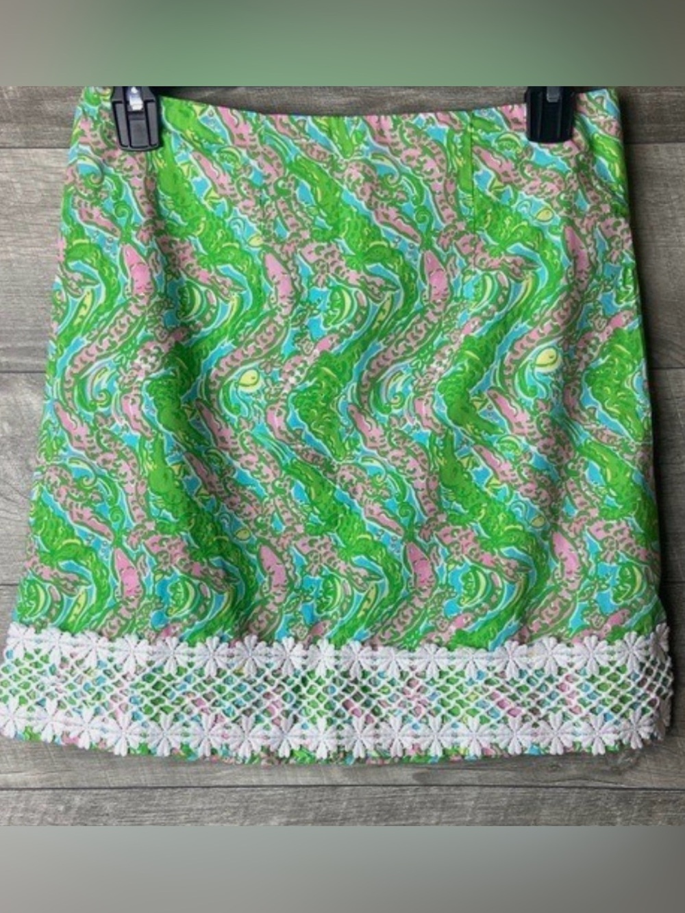 Lilly Pulitzer women's chomp chomp green print lace mini skirt. Size 8